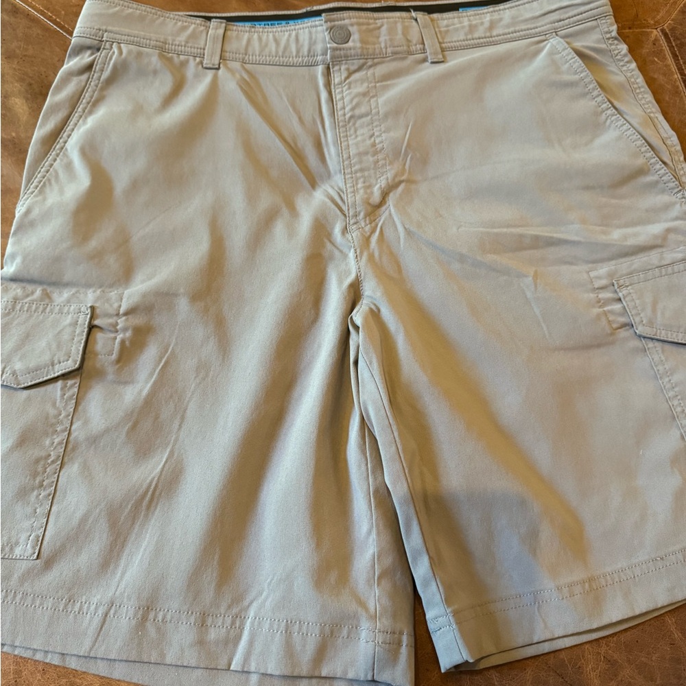 Men’s Gray Roundtree & Yorke gray cargo style short size 38
